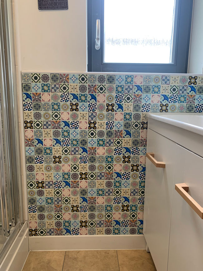 Shower room with porcelain mosaic walls