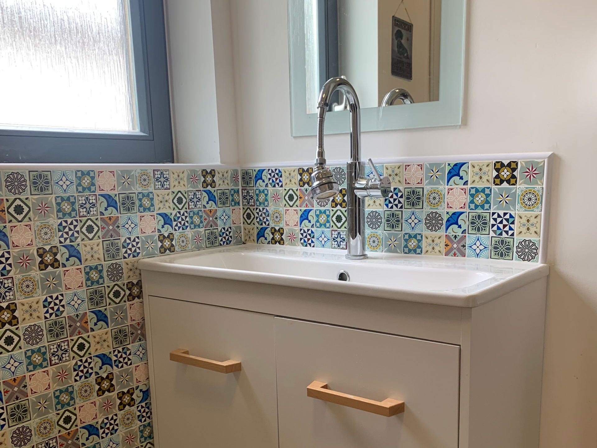 Shower room with tiled wall and splash backs